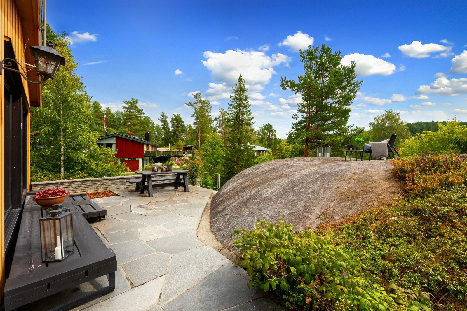 Skiferterrasse og svabergfølelse direkte fra stuen Galleribilde