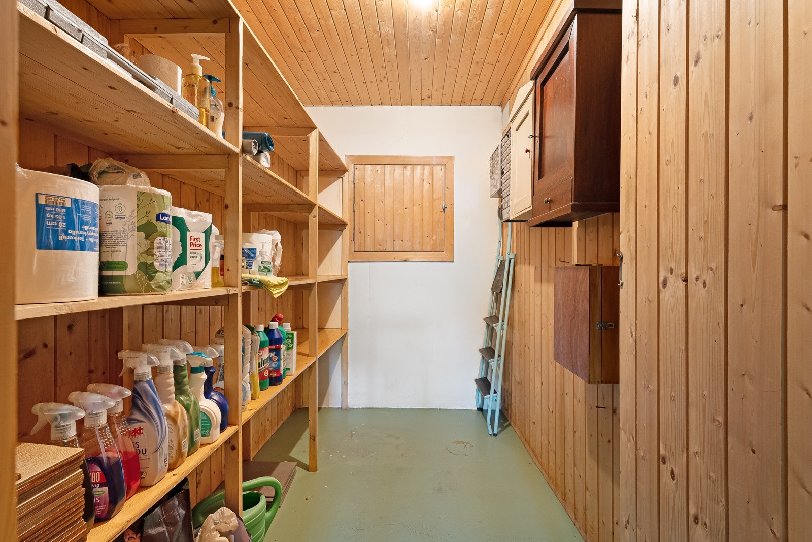 1 av 2 boder i sokkeletasje (og til krypkjeller under stue) Galleribilde