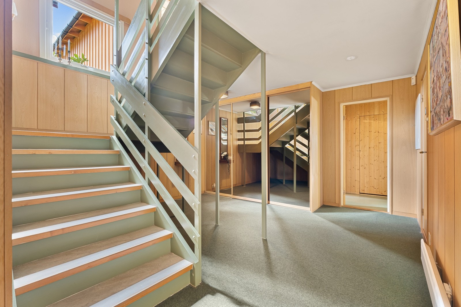 Trappeløp til hall i sokkeletasje, garderobe, boder og vaskerom innerst Galleribilde