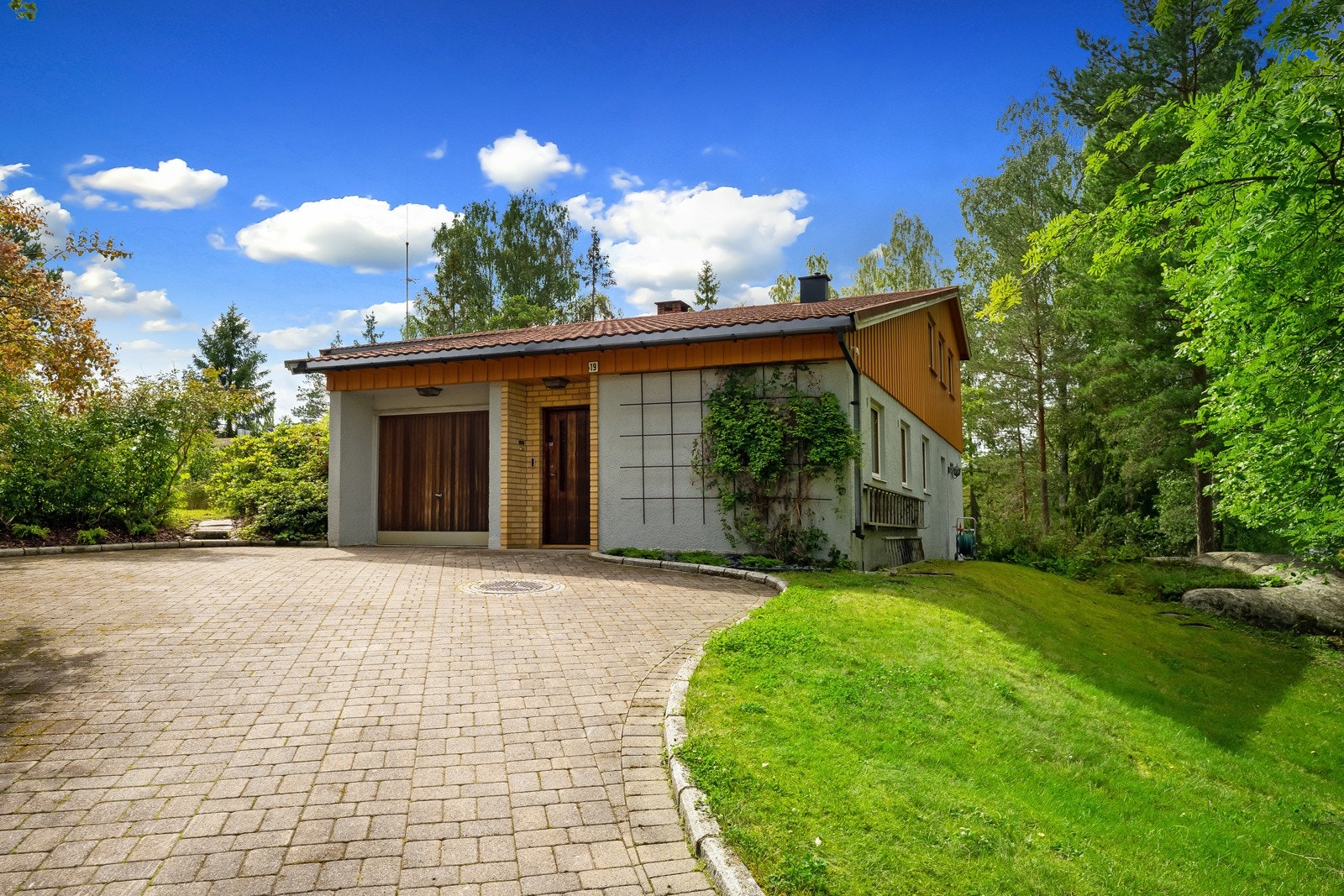 Adkomst til hovedinngang og garasje Galleribilde