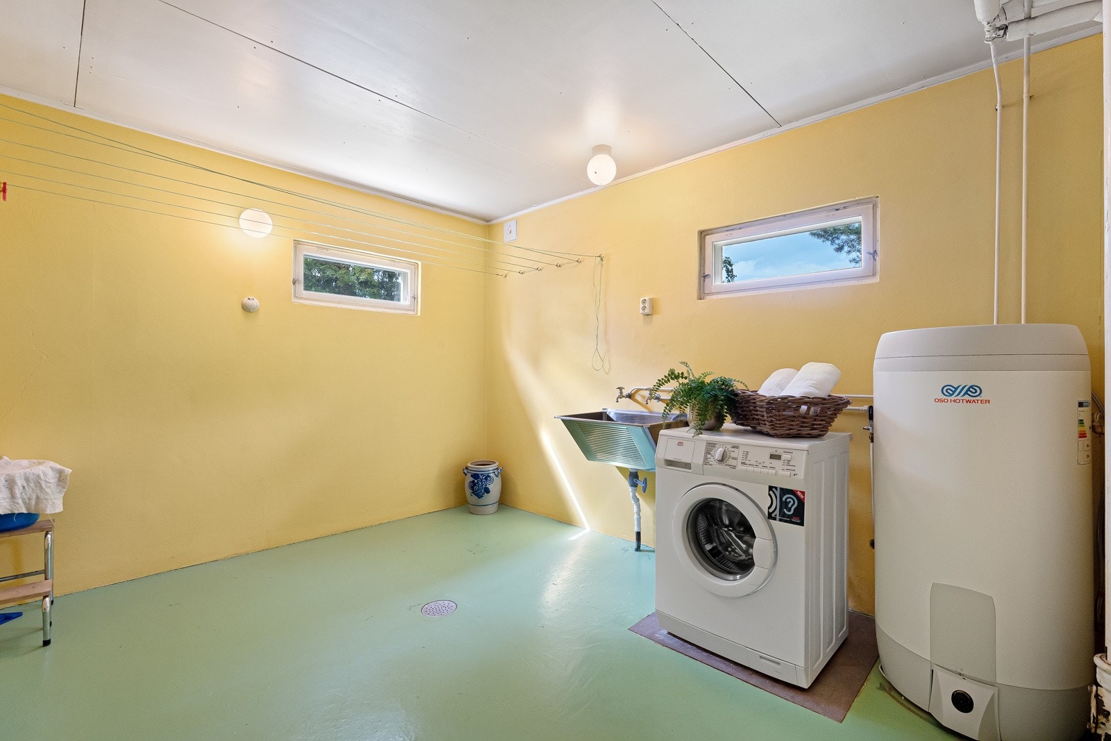 Romslig vaskerom i hjørnet av sokkeletasjen Galleribilde