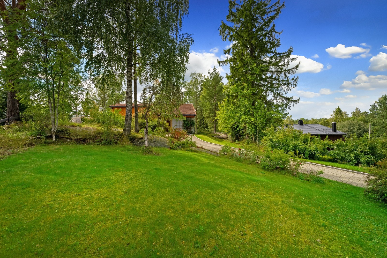 Pen del av hage langs oppkjørselen Galleribilde