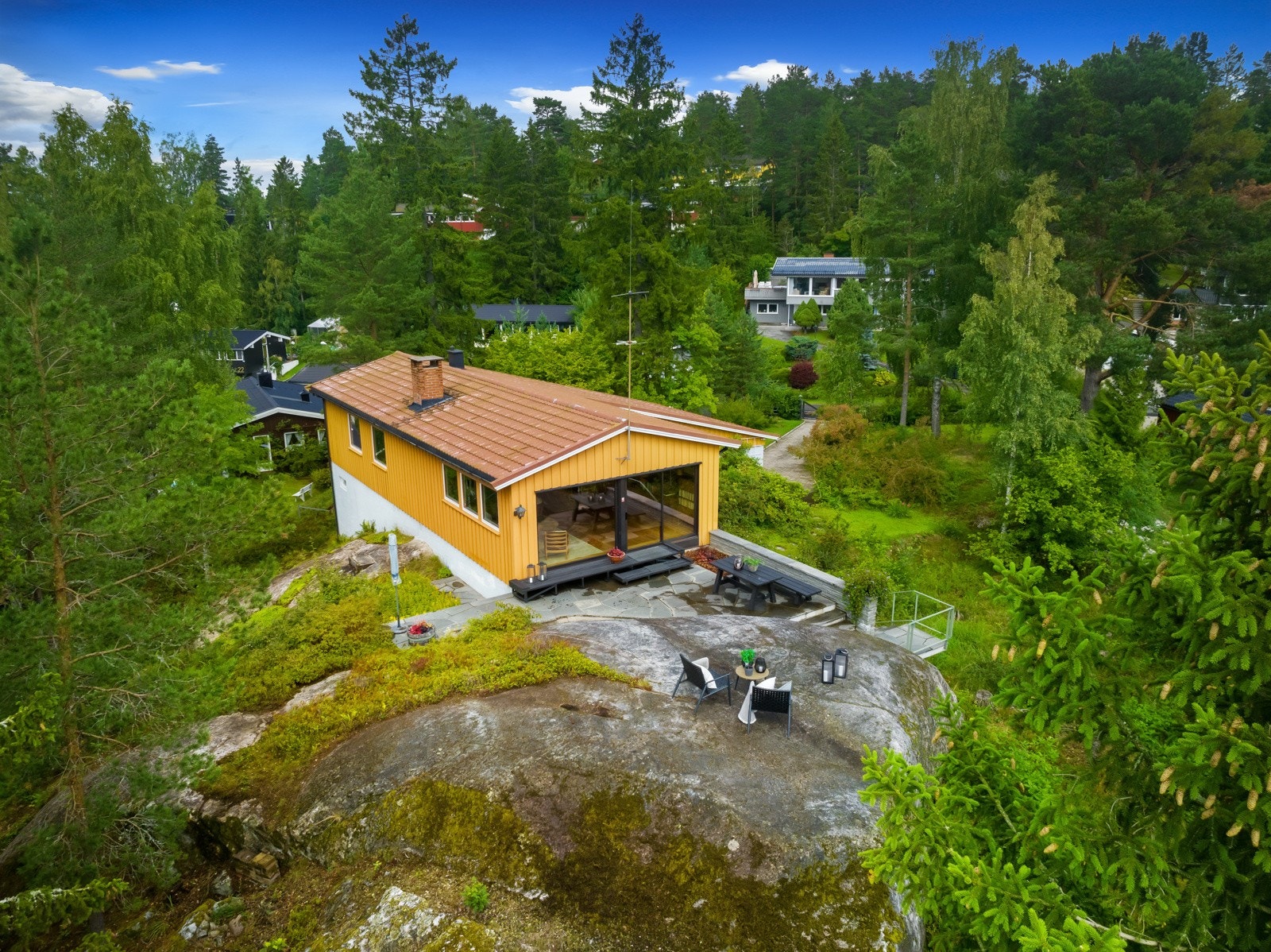 Litt for seg selv, naturen tett på, men midt i et passe tett nabolag Galleribilde