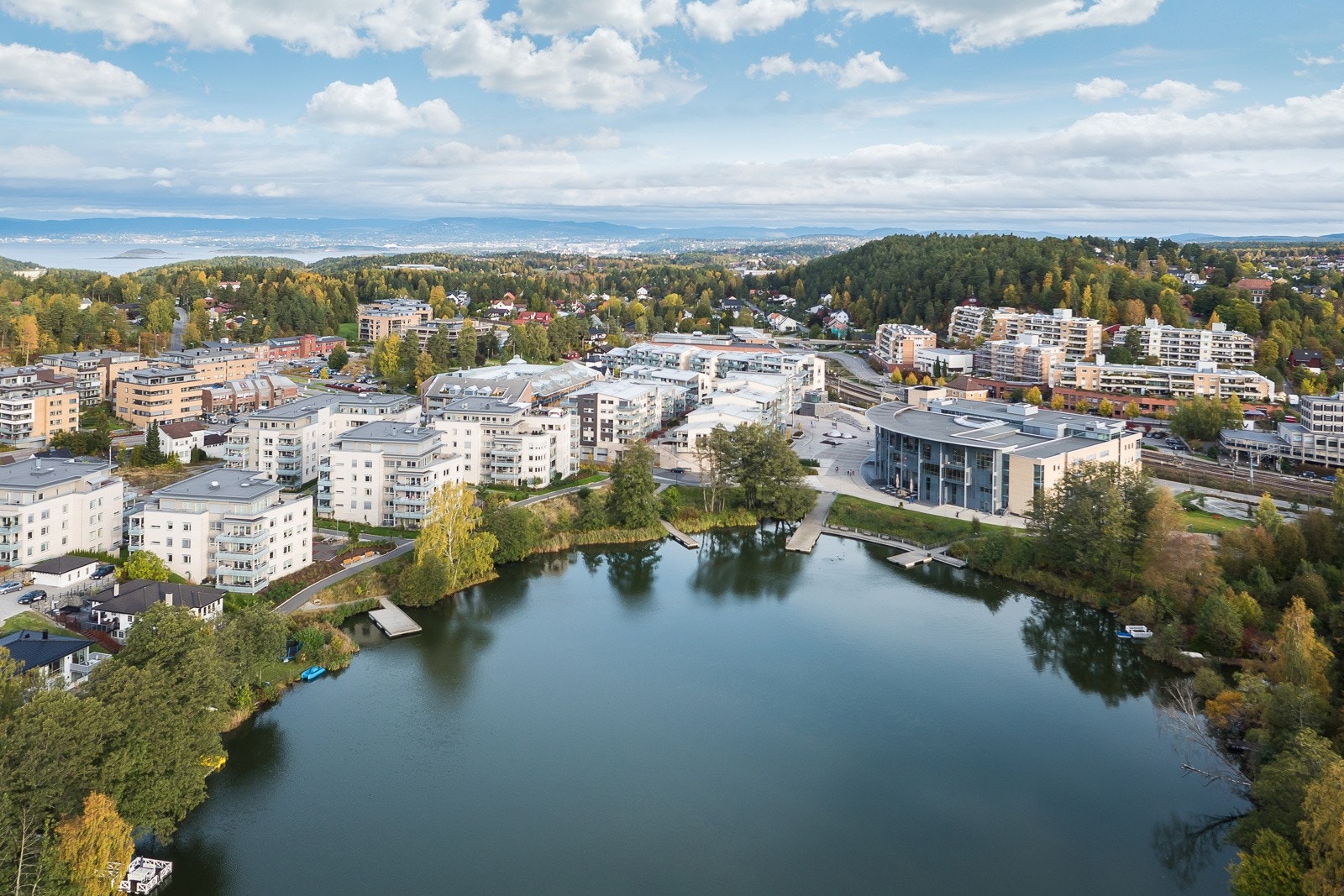 Kolbotntjernet og Kolbotn sentrum og togstasjon Galleribilde