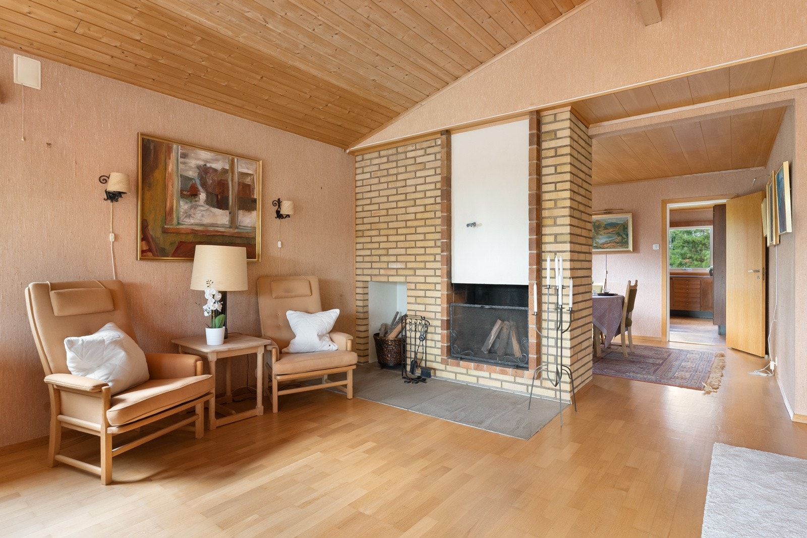 Spisestue og stue er adskilt av peis Galleribilde