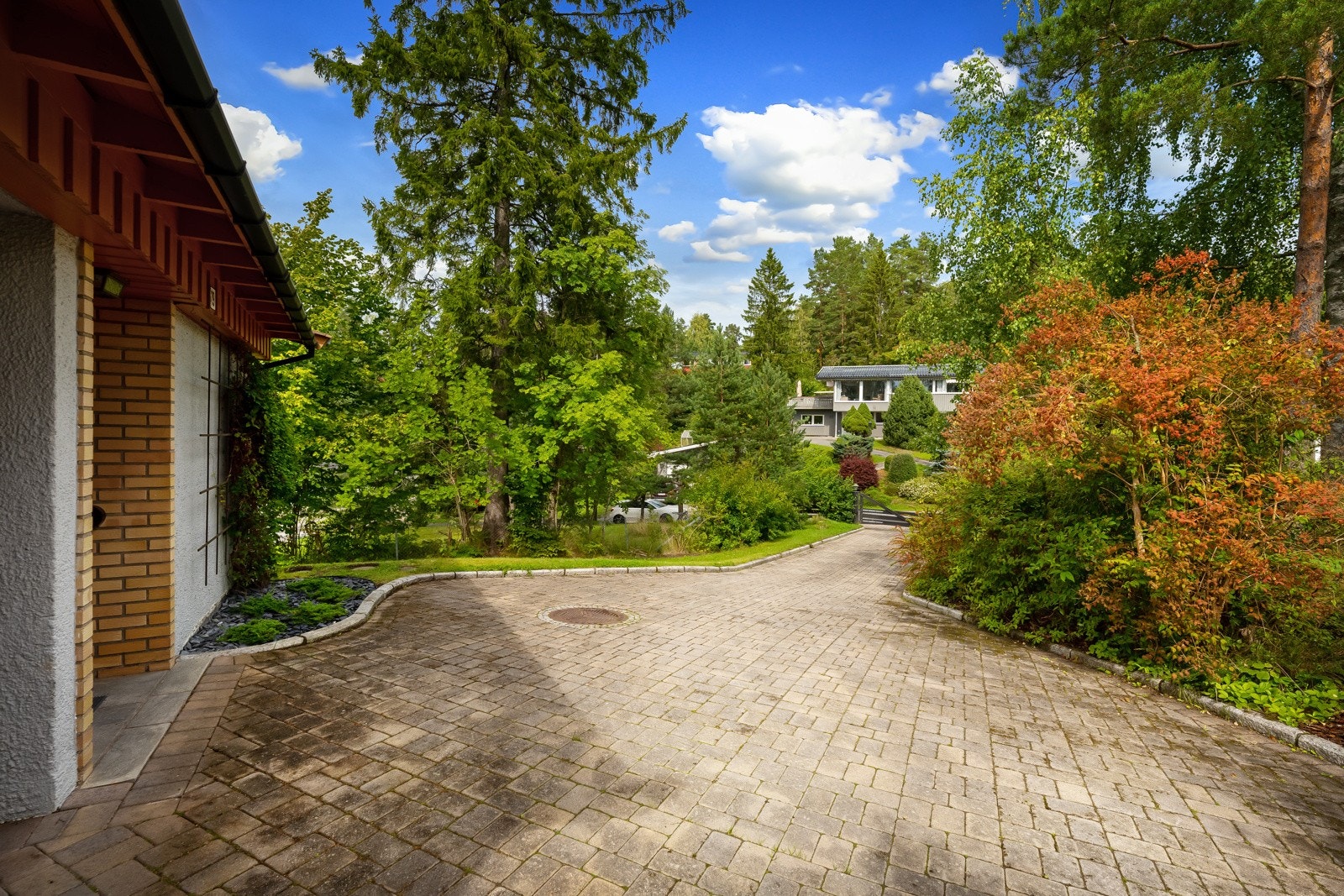 Gårdsplass og oppkjørselen Galleribilde