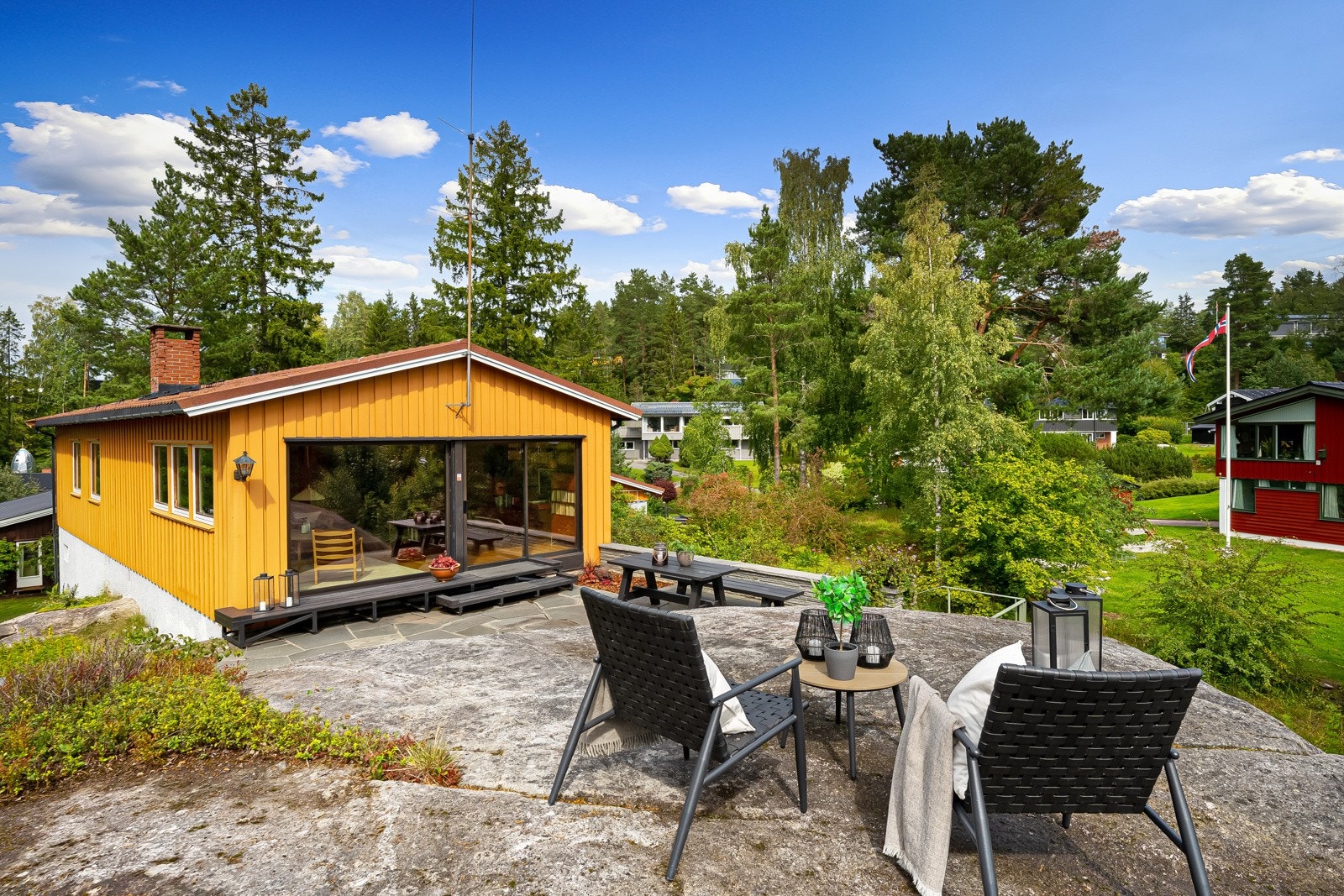 Boligen ligger tilpasset terrenget, skiferterrasse og svabergfølelse direkte fra stuen Galleribilde