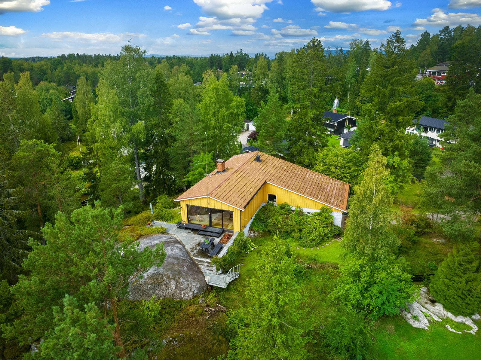 Frodig og naturlig, men midt i et trivelig nabolag nær skoler og Kolbotn Galleribilde