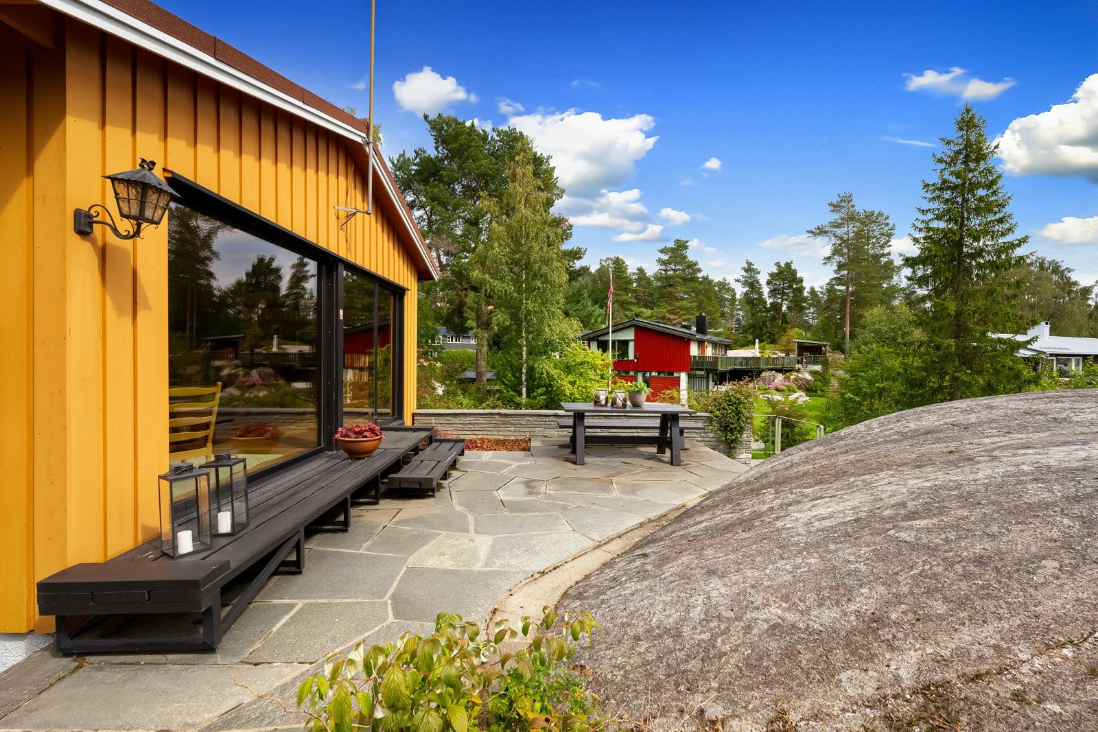 Stue til skiferterrasse og fjellknausen som markerer høyeste punkt Galleribilde