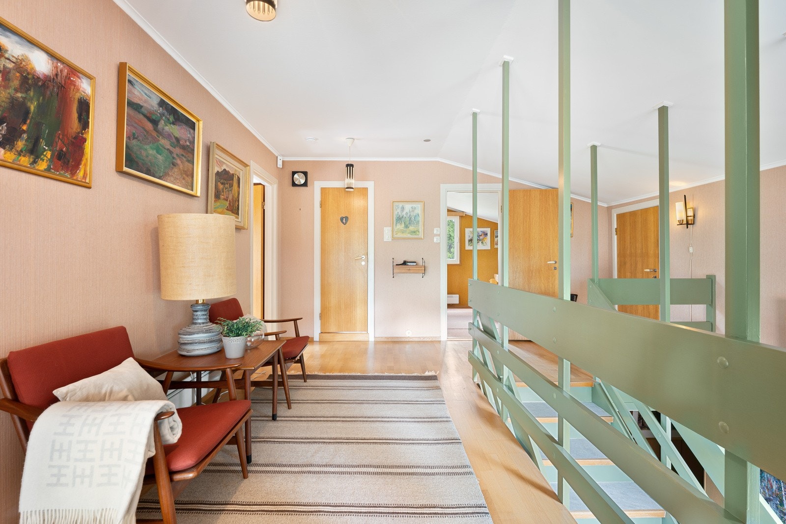 Hall i hovedetasje, åpent trappeløp fra sokkeletasje (dør til loft til høyre) Galleribilde