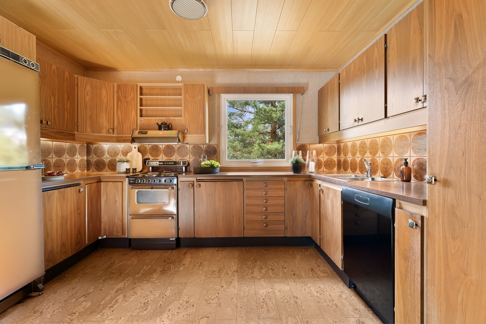 Innredning fra Drømmekjøkkenet: Helfinér valnøtt 1978 (med ordre og kvittering) Galleribilde