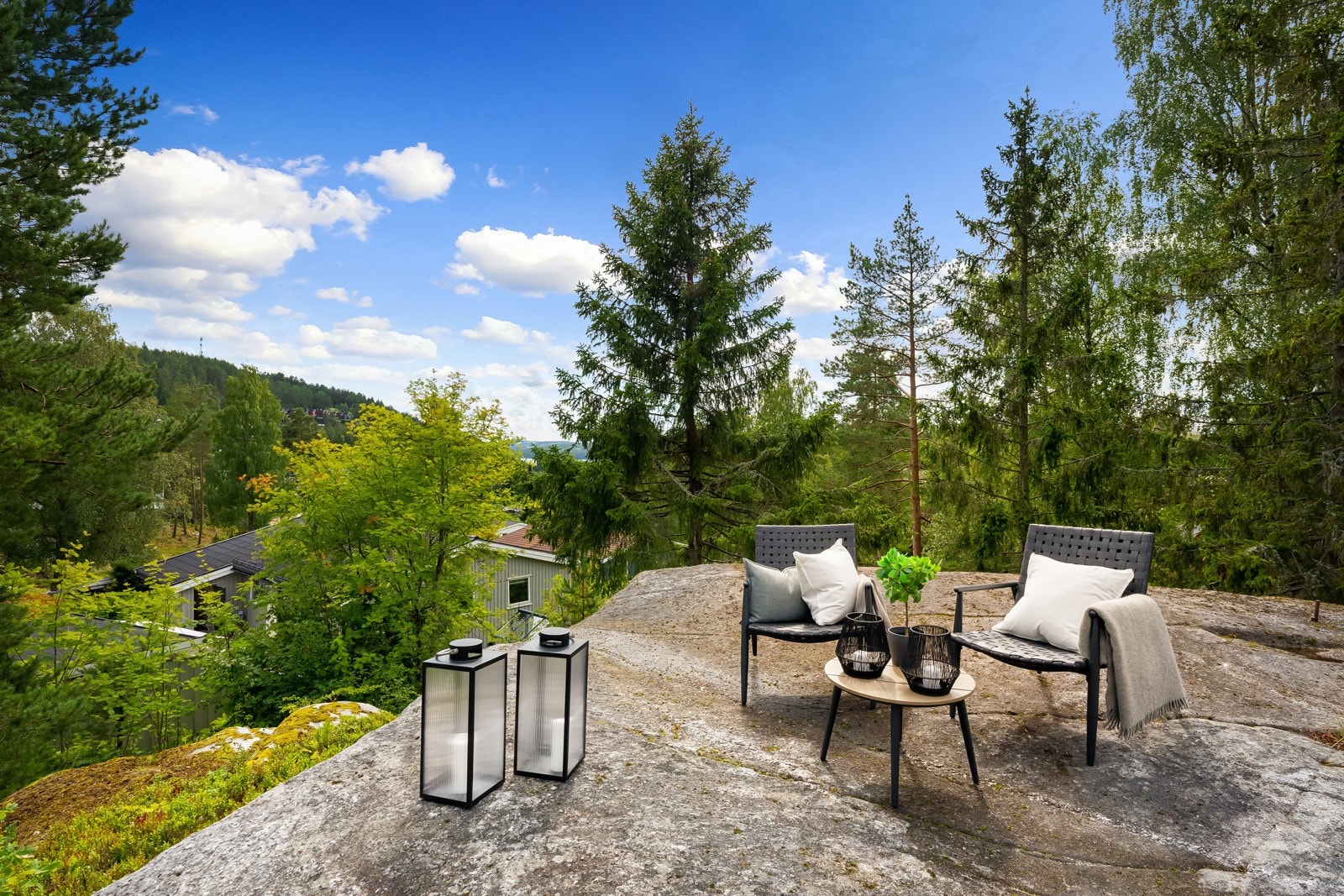 Sitt eget svaberg omkranset av natur, her rett mot Gjersjøen Galleribilde