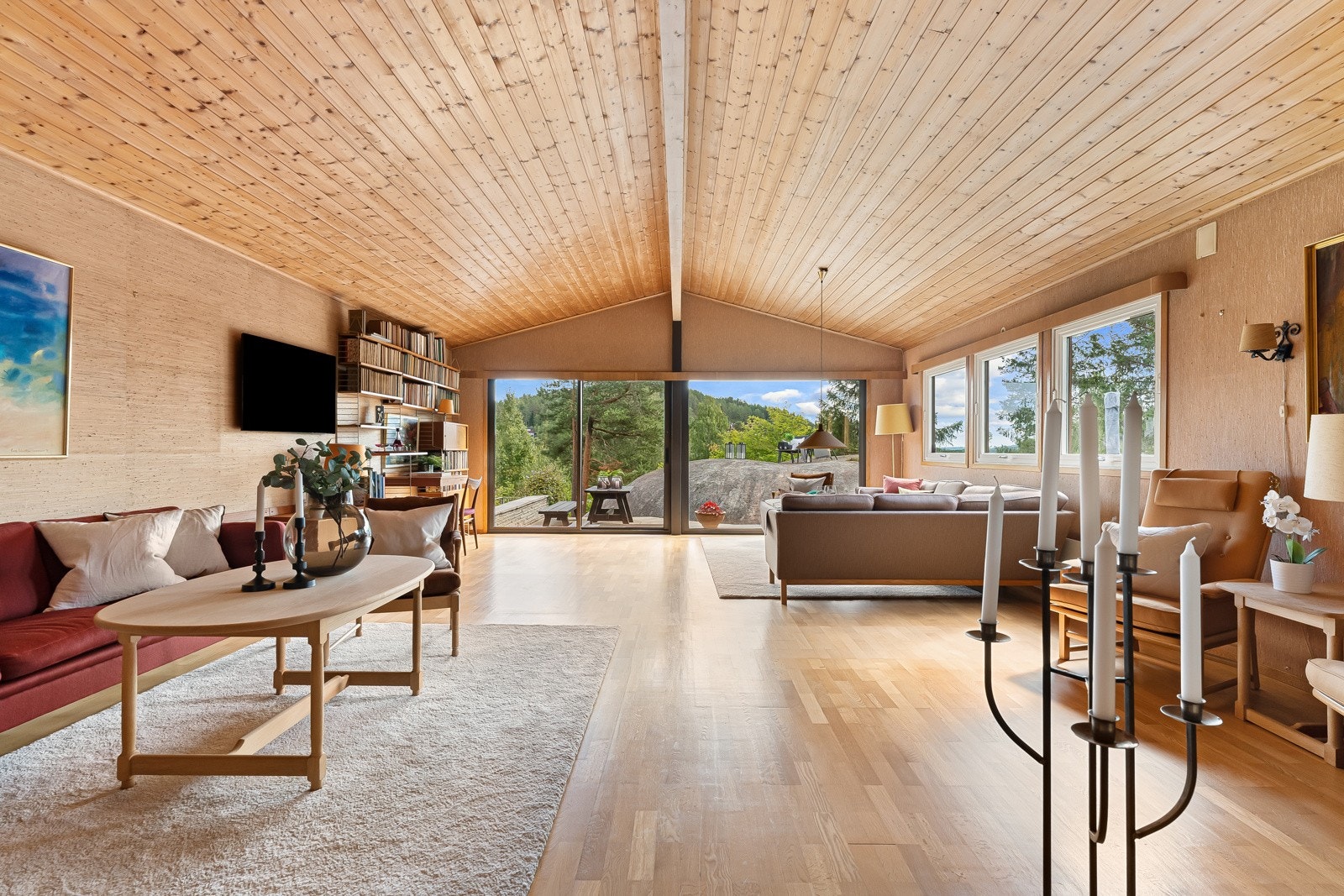 Full mønehøyde og rene linjer i stuen Galleribilde