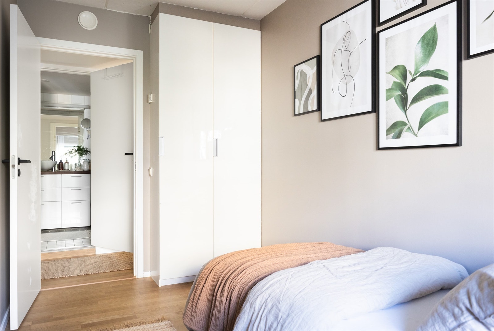 Rommet er i dag innredet som gjesterom, men er selvsagt fleksibelt i bruk Galleribilde