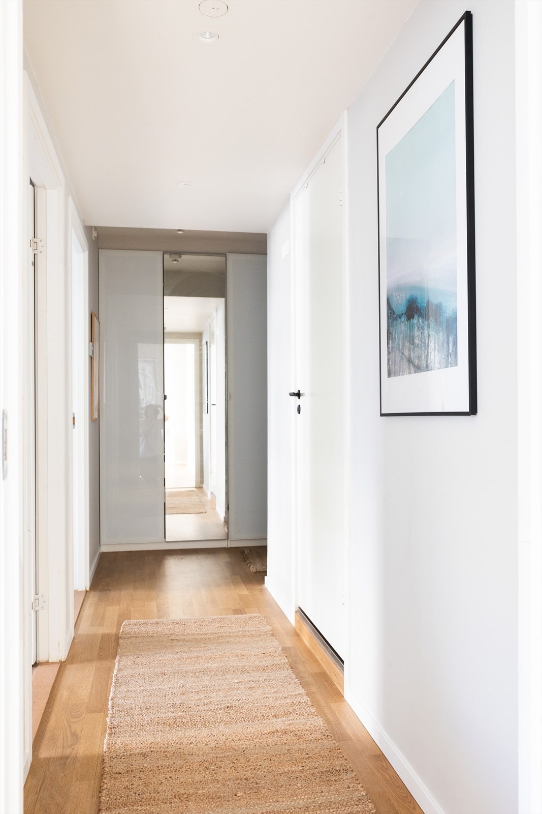 God plass til oppbevaringsmøbel etter eget ønske og er i dag innredet med et romslig garderobeskap Galleribilde