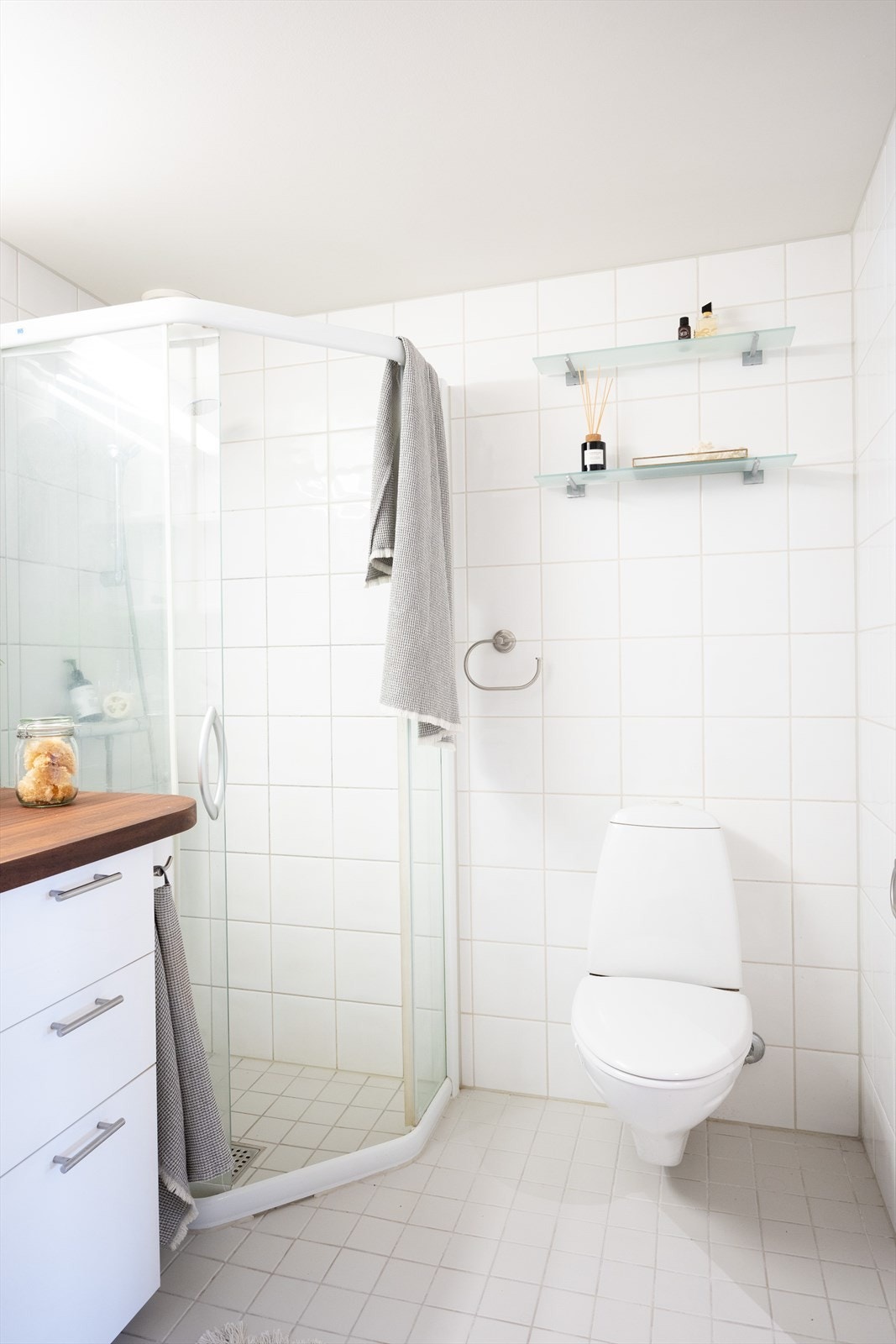 Badet er utstyrt med vegghengt toalett og dusjhjørne med skyvedør i herdet glass Galleribilde
