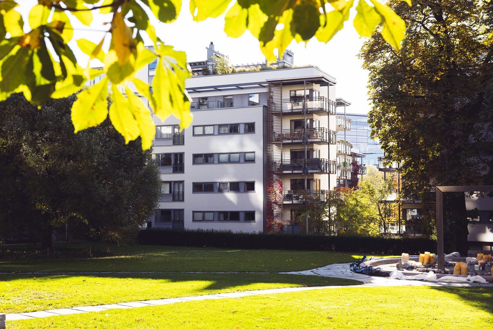 Fasaden sett fra parken i bakgården Galleribilde
