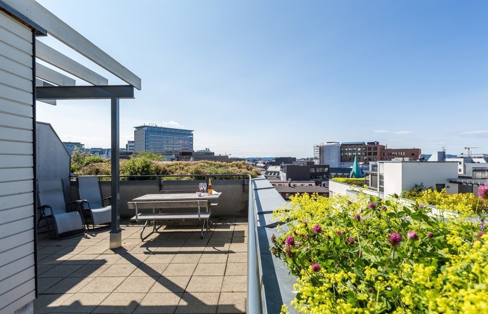 Sameiet har en hyggelig felles takterrasse til disposisjon for beboere. Galleribilde