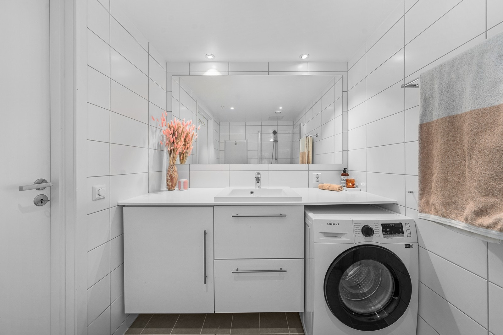 Badet er videre innredet med moderne rette dusjvegger, underskap med mye lagringsplass og gulvstående toalett. Galleribilde