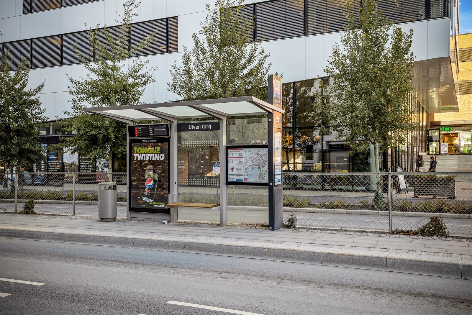Bussholdeplass ved Ulven torg. Galleribilde