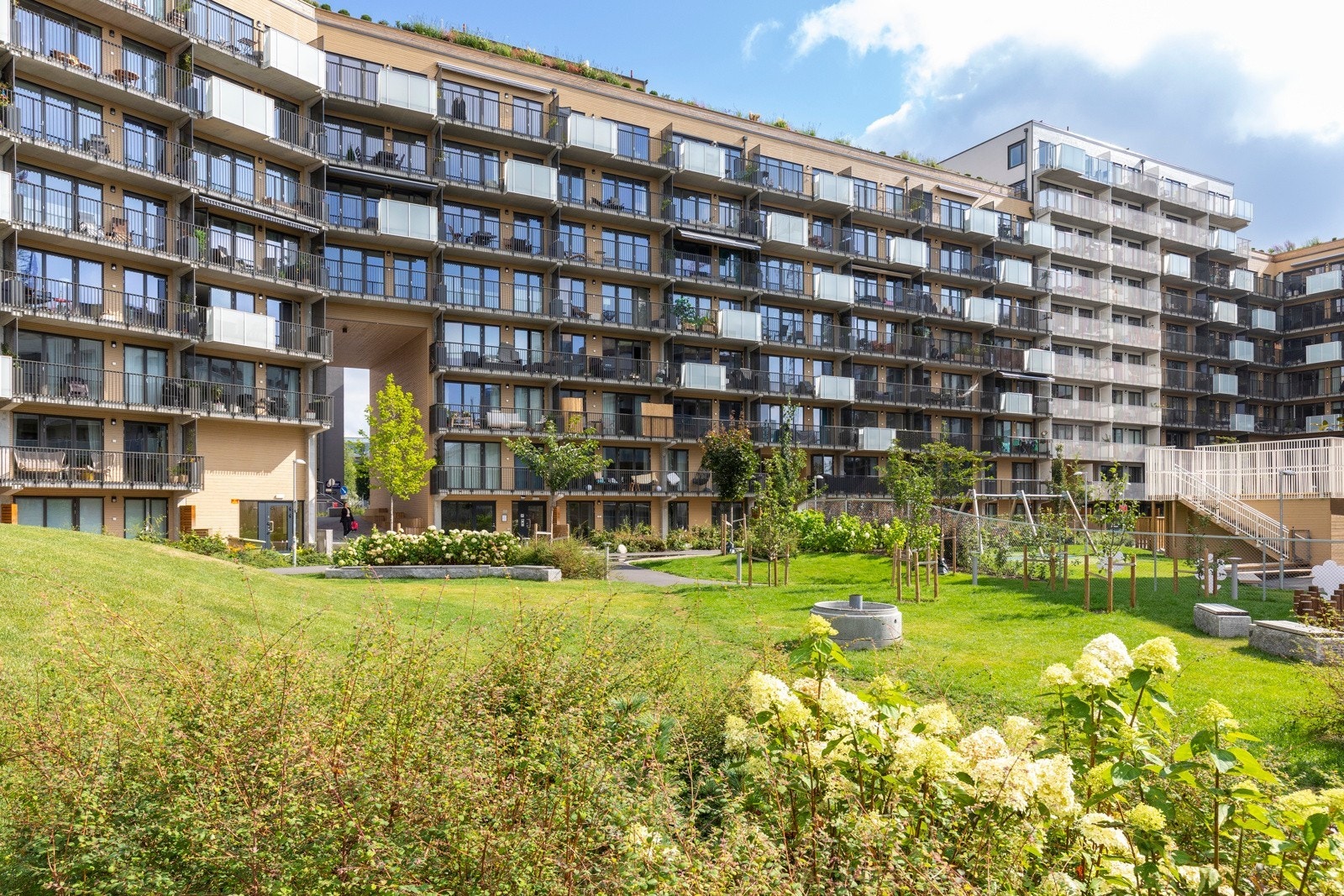 Ikke nok med det har leiligheten tilgang til en felles takterrasse med sittegrupper, Persona og flott utsikt over byen. Galleribilde
