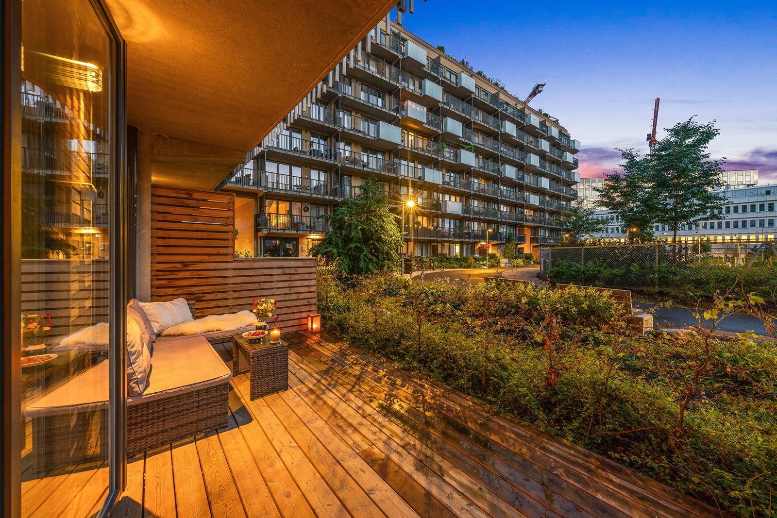 Langs enden av terrassen er det beplantet med hekk, og det er utsyn mot felles atrium. Galleribilde