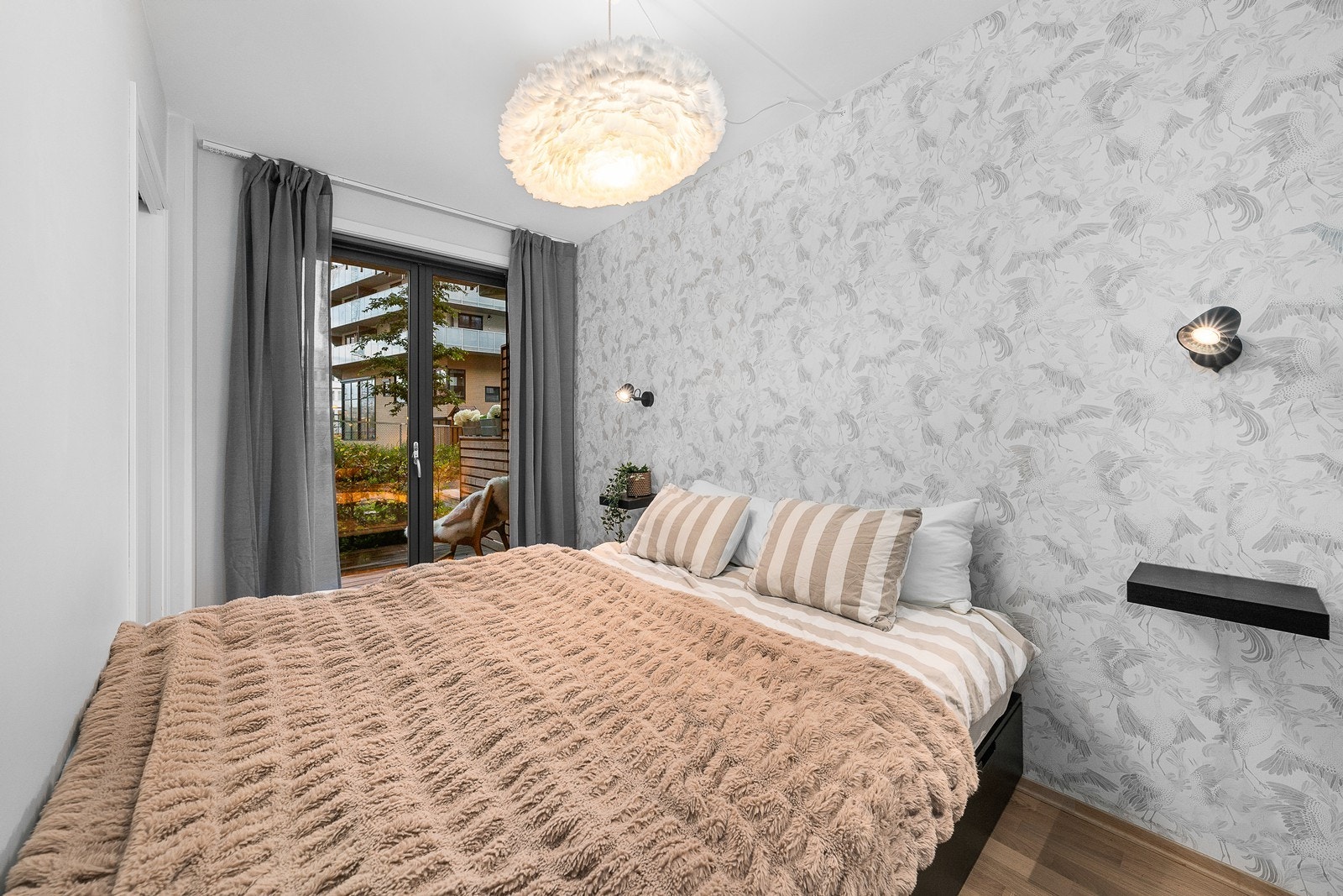 Leiligheten har et romslig soverom med adkomst fra 2 skyvedører, også kjent som Laila-soverom. Galleribilde