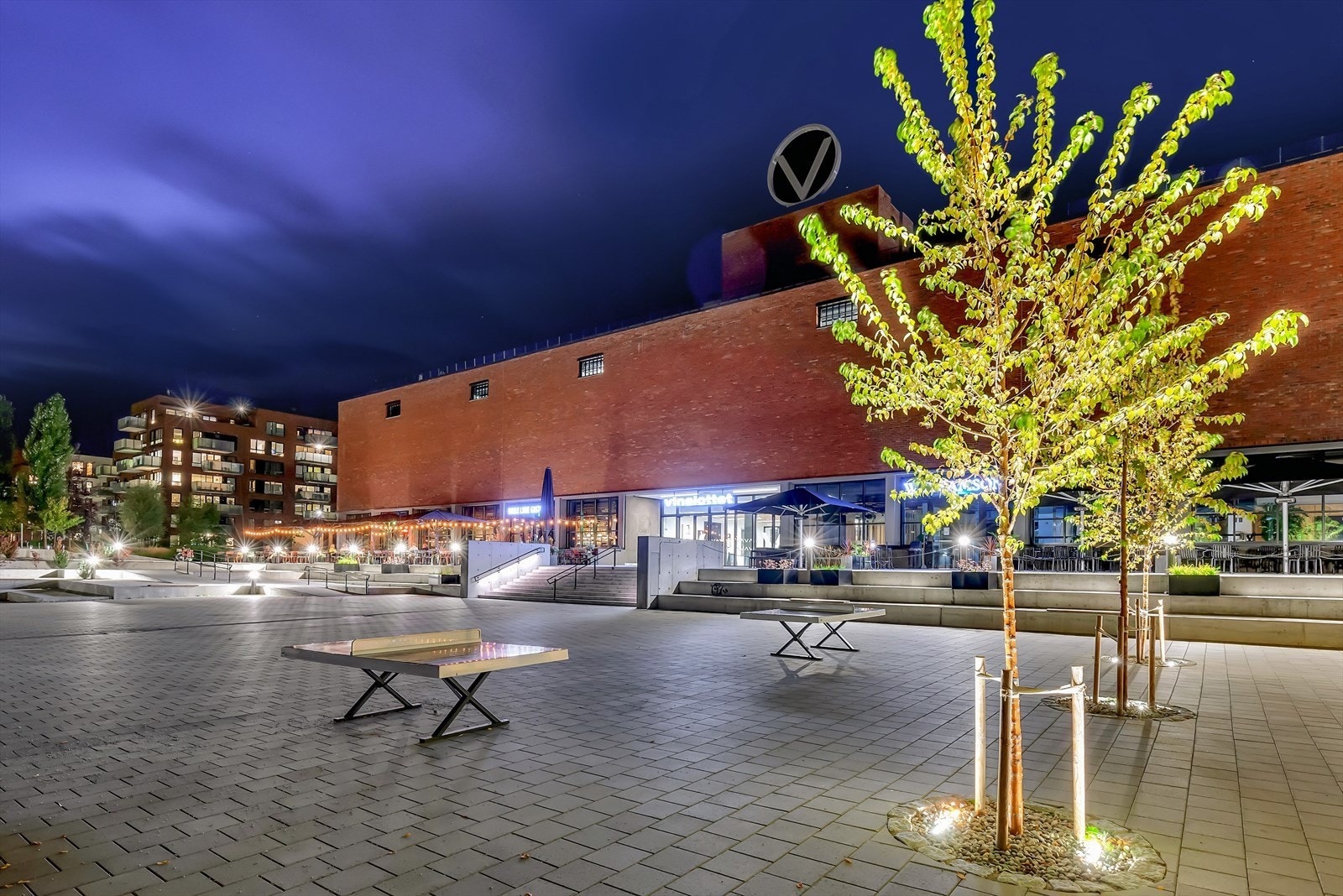 Vinslottet er også innen gangavstand fra leiligheten og her finner man blant annet Hasle Linie Gastropub, W.B. Samson og Spar. Galleribilde