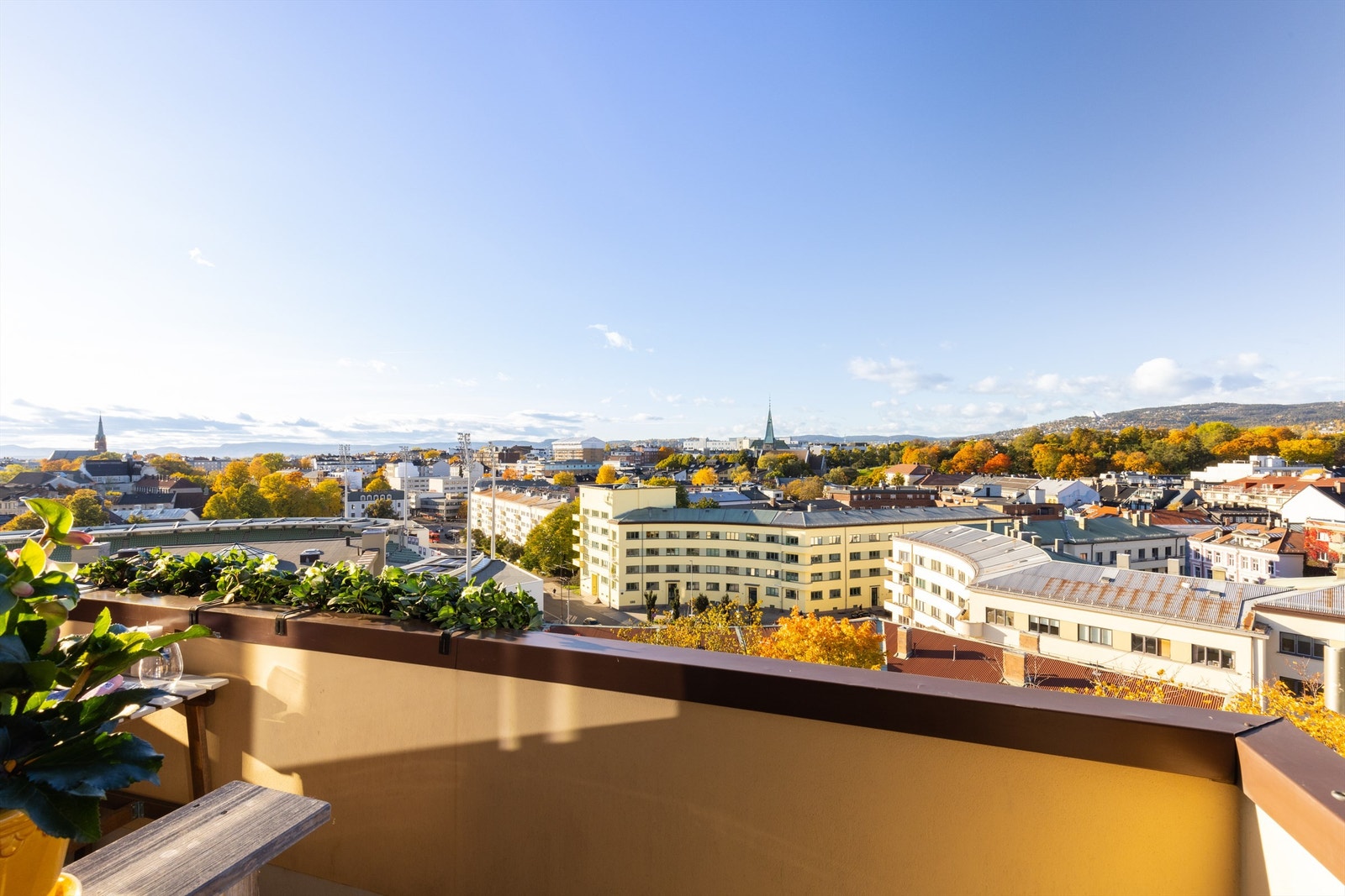 Her bor du virkelig på toppen, hvor du kan nyte varmen fra solen i skjermede omgivelser og med en fantastisk panoramautsikt over byen. Galleribilde