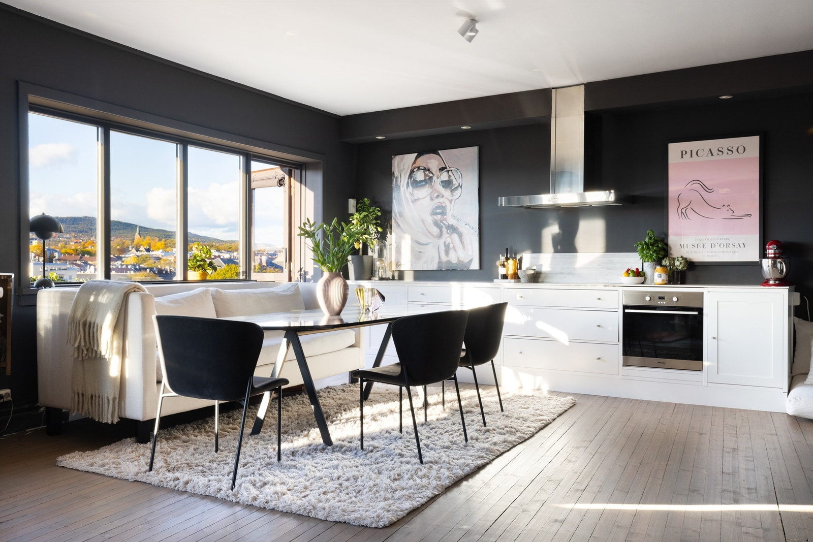 Lekker kjøkkeninnredning fra 2014 med glatte fronter og laminat benkeplate. Galleribilde