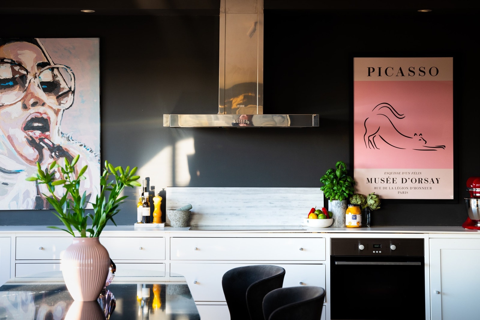 Kjøkkenet er utstyrt med integrert stekeovn, platetopp, samt oppvaskmaskin, noe som gir et elegant helhetsuttrykk. Galleribilde