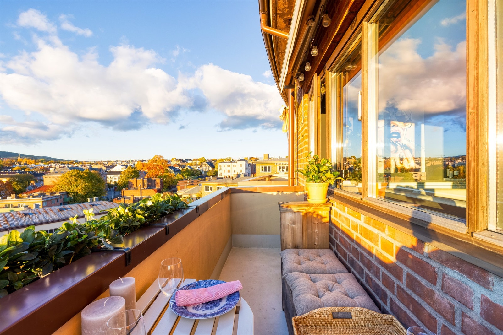 Balkongen har en plassbygd sofa, samt plass til bord. Galleribilde