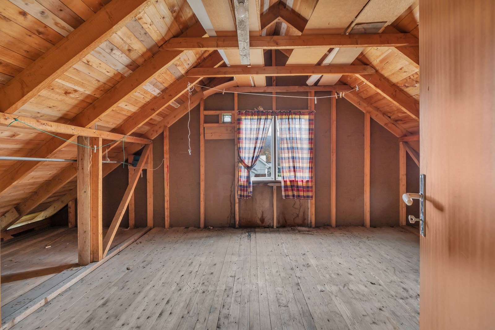 I tillegg har du dett store uinnredede rommet på nesten 15m2 som ligger i motsatt ende av soverommene i 2. etasje Galleribilde