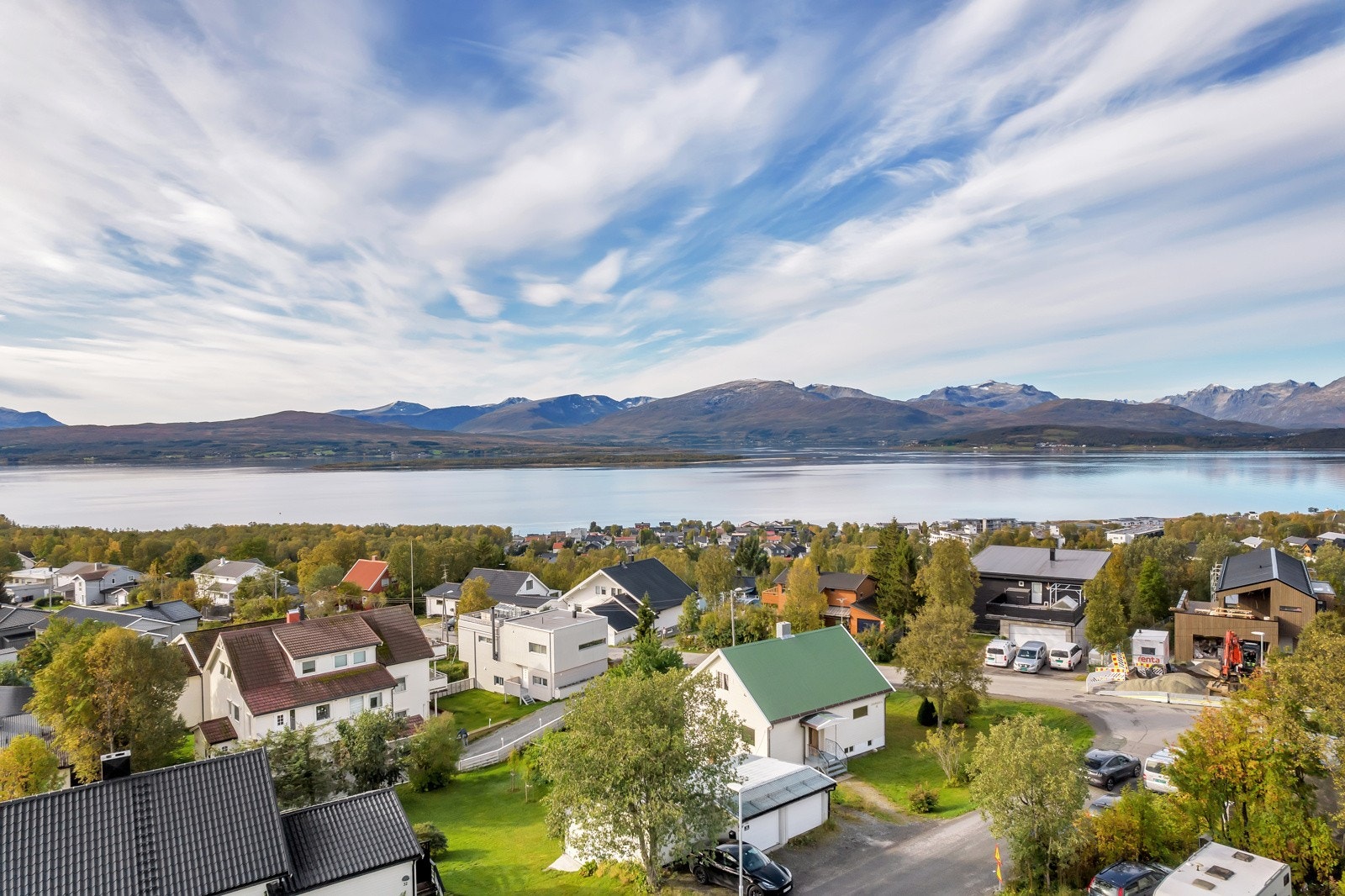 Eiendommen er plassert i Henrik Wergelands Veg på Sør-Tromsøya i svakt skrånende terreng mot sør Galleribilde