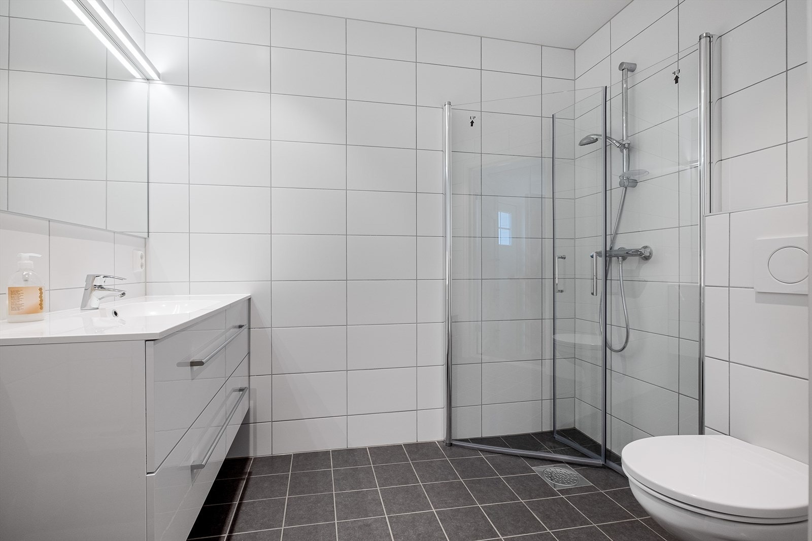 Alle perspektiver, illustrasjoner og møblerte planskisser i alt salgsmateriell er ment å gi et inntrykk av en ferdig bebyggelse. Galleribilde