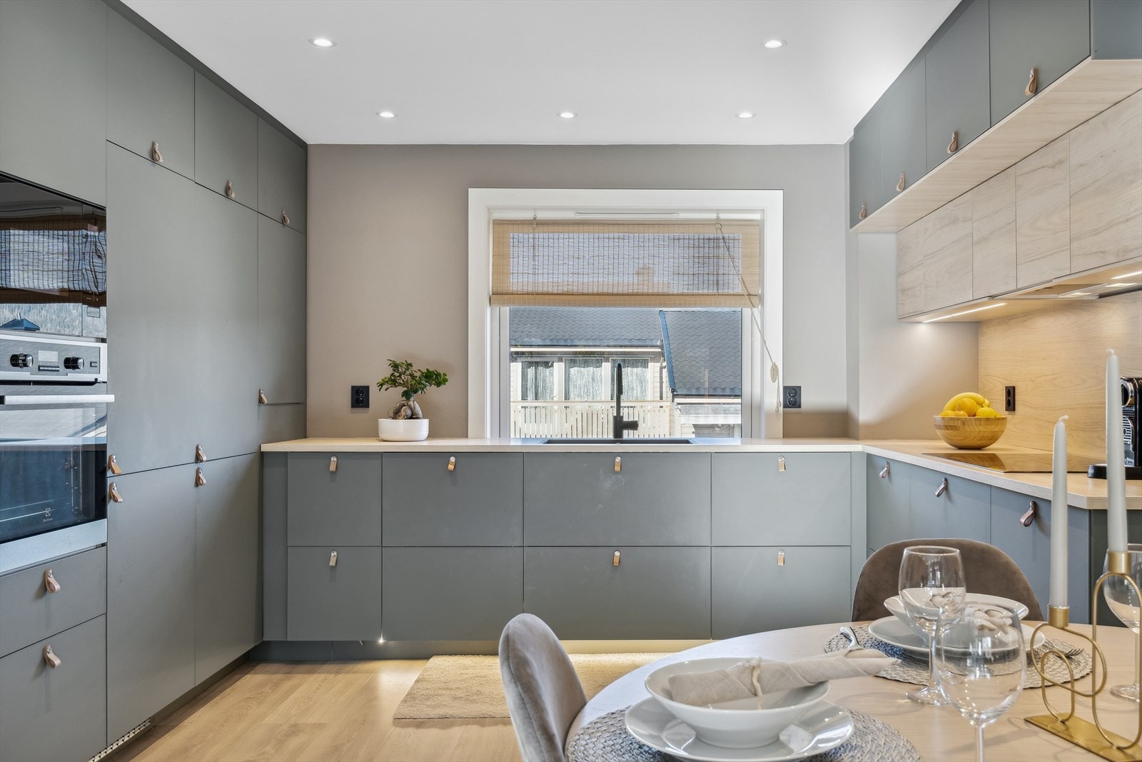 Det er integrerte hvitevarer som induksjonstopp, stekeovn, mikroovn, oppvaskmaskin og kjøl/fryseskap. Galleribilde