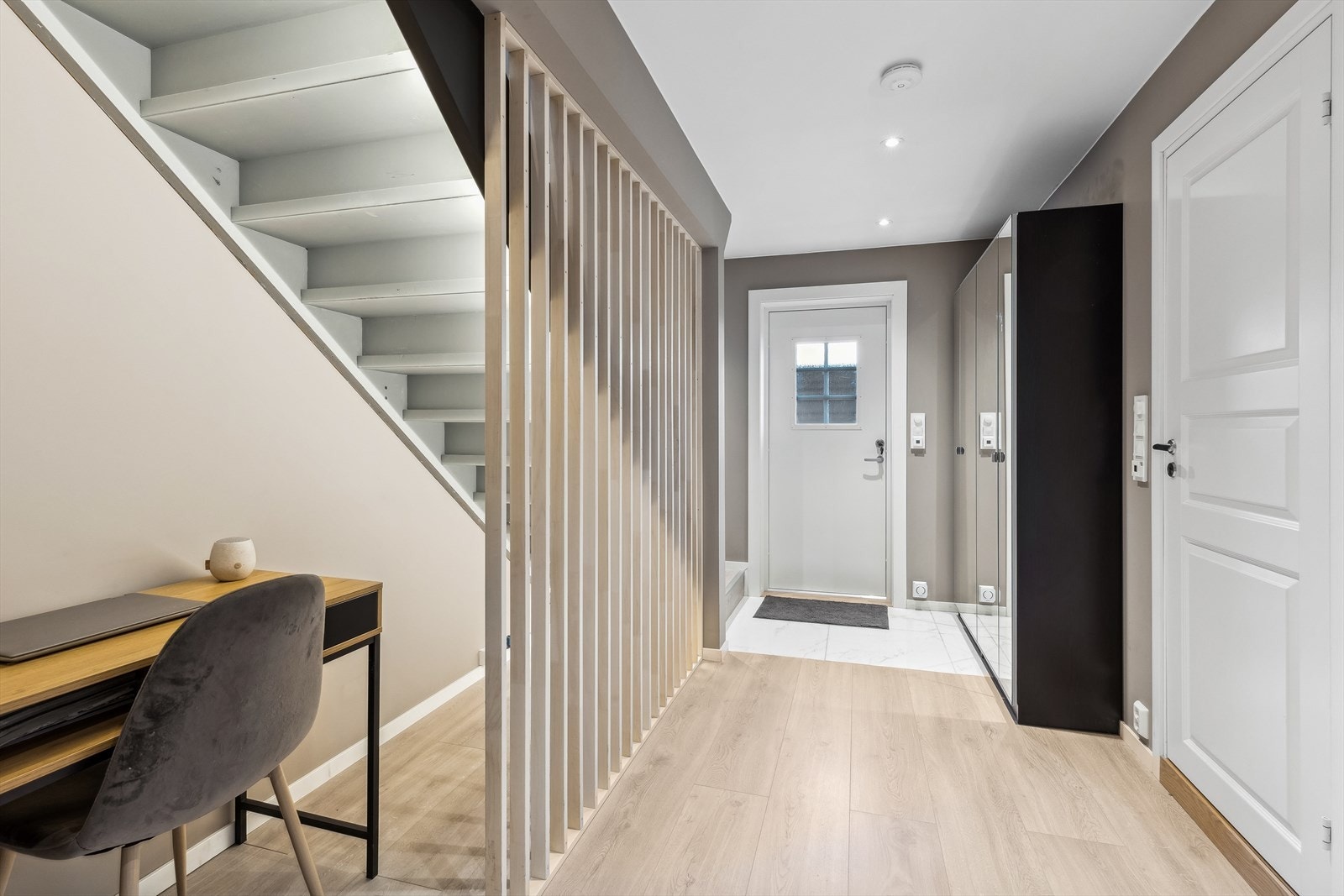 Velkommen inn - her ønskes du velkommen inn i entré med fliser som har god plass til oppbevaring av ytterklær og sko i stort garderobeskap. Galleribilde