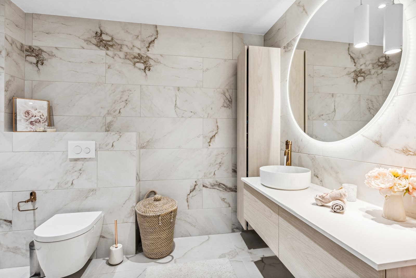 Delikat flislagt bad som var rehabilitert i 2021 med varmekabler i gulvet. Galleribilde