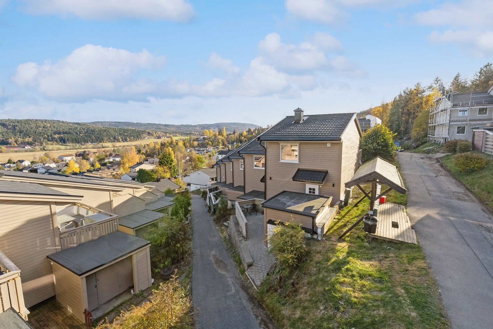 Rekkehus beliggende i et trygt og rolig nabolag, med en svært attraktiv og barnevennlig beliggenhet med flere lekeplasser, snart en ballbinge og bilfrie internveier. Galleribilde
