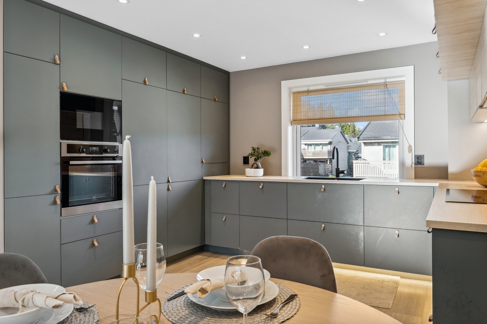 Her er det takhøy innredning, noe som er både pent og praktisk. Galleribilde