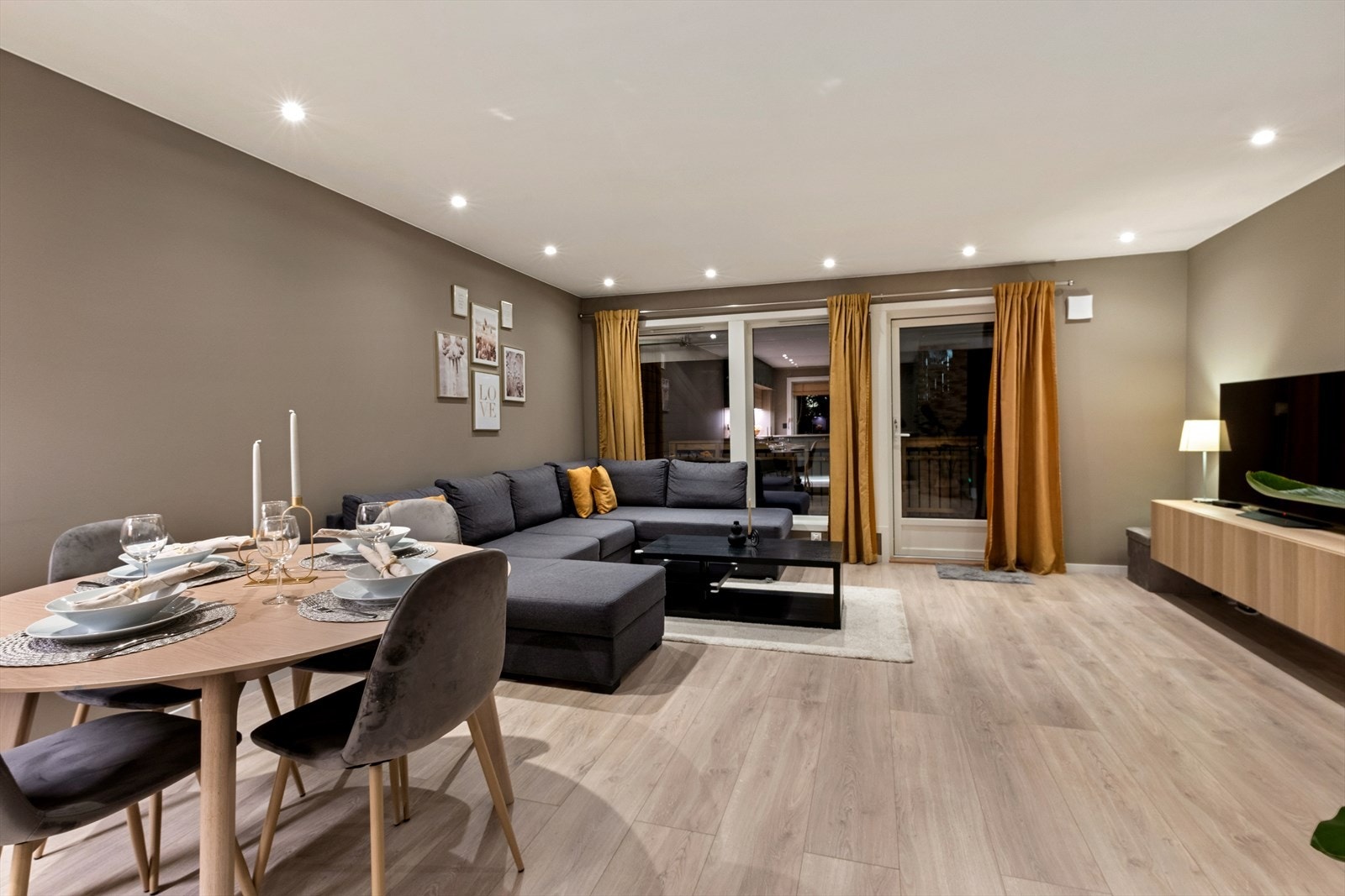 Stuen har direkte utgang til solrik terrasse med stor markise montert. Galleribilde