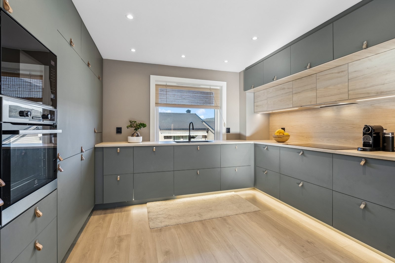 Kjøkkenet er innredet i en praktisk form, som har godt med skap- og oppbevaringsplass. Galleribilde