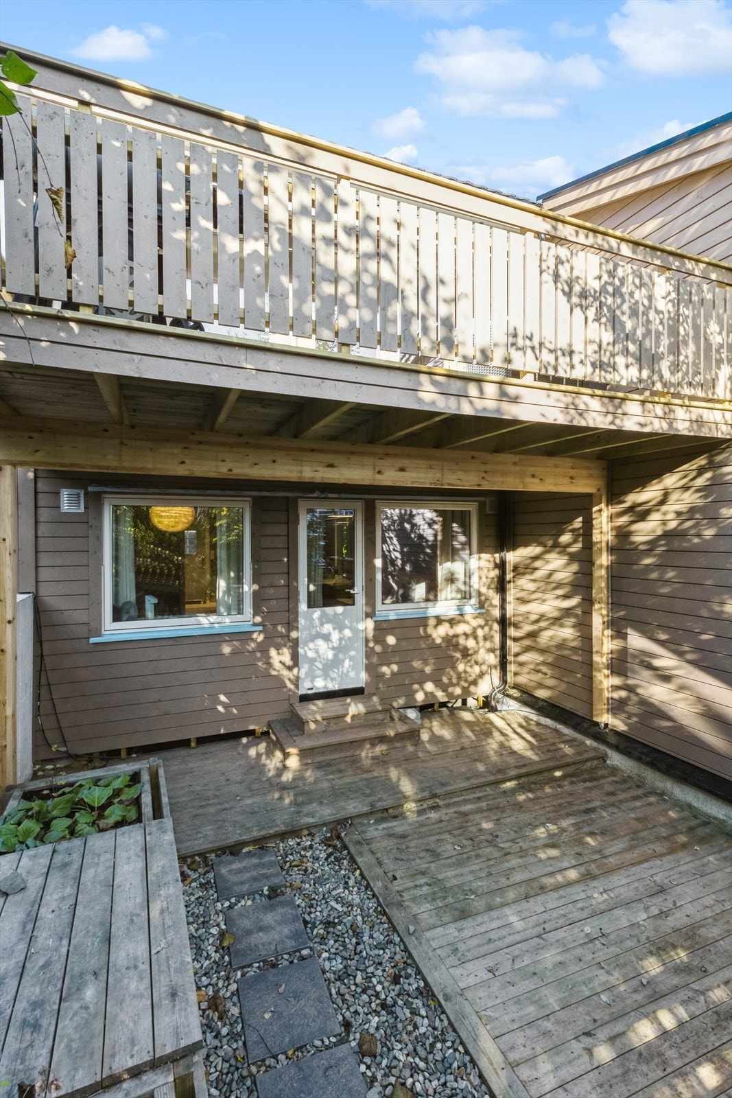 Boligen har flere uteplasser.
Parkering gjør man i garasje hvor det er tilrettelagt for å kunne installere elbillader. Galleribilde