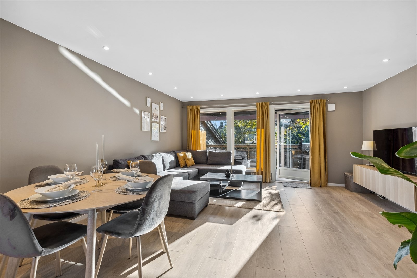 Stuen er romslig, har god plass til flere møbleringsmuligheter for å skape den stuen du selv ønsker. Galleribilde