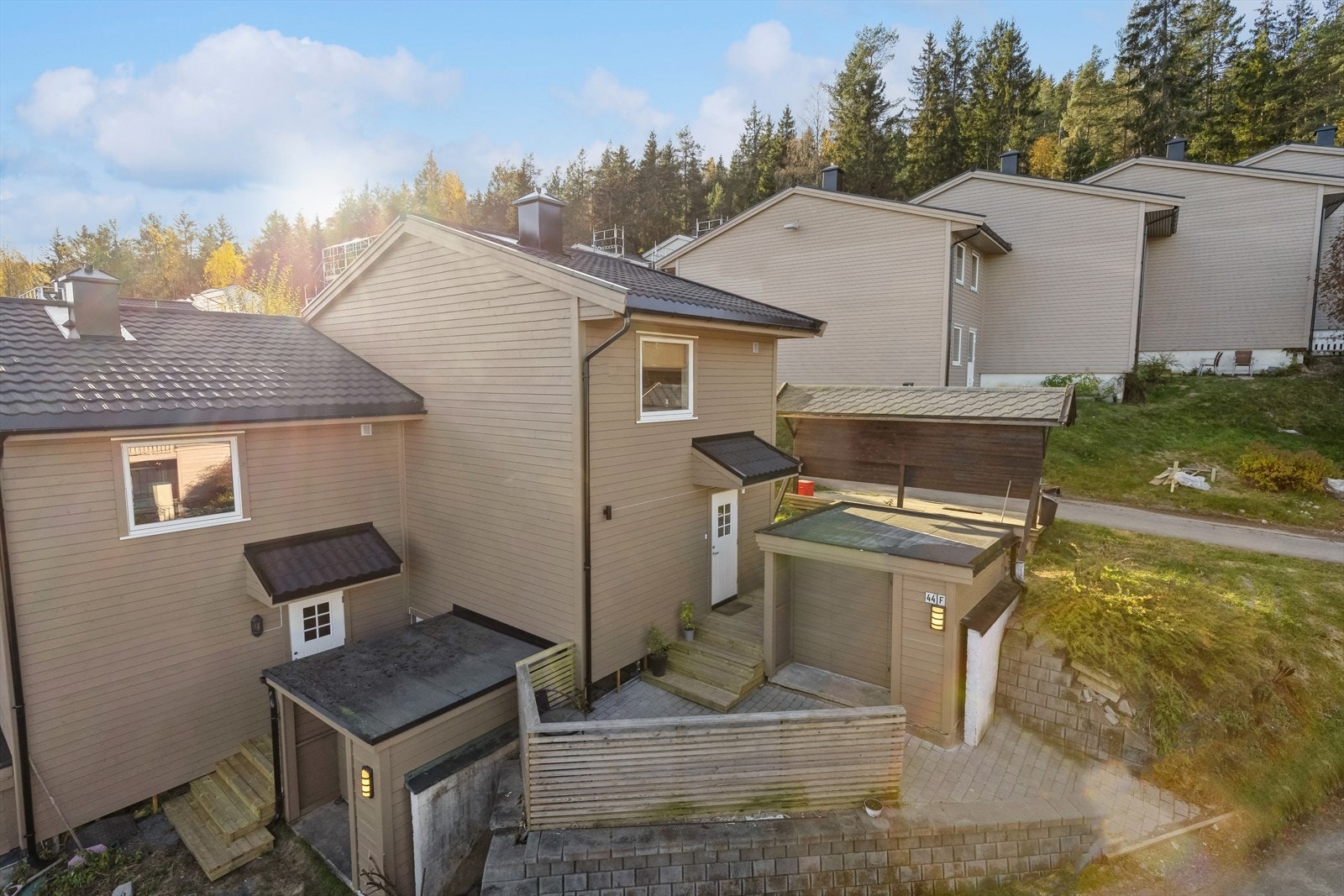 Fra boligen er det kort vei til marka og Åneby togstasjon. Det tar med tog ca. 35 minutter til Oslo S. Galleribilde