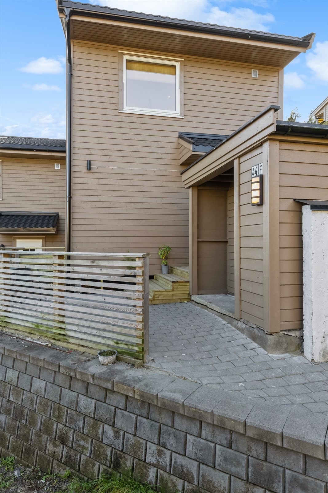 Inngangspartiet. Det er bod i tilknytning til inngangspartiet. Perfekt for å kunne oppbevare sykler,ski etc. Ønsker man å stå på slalom ligger Varingskollen kun en kort togtur/kjøretur unna med flere bakker for ulike nivåer. Galleribilde