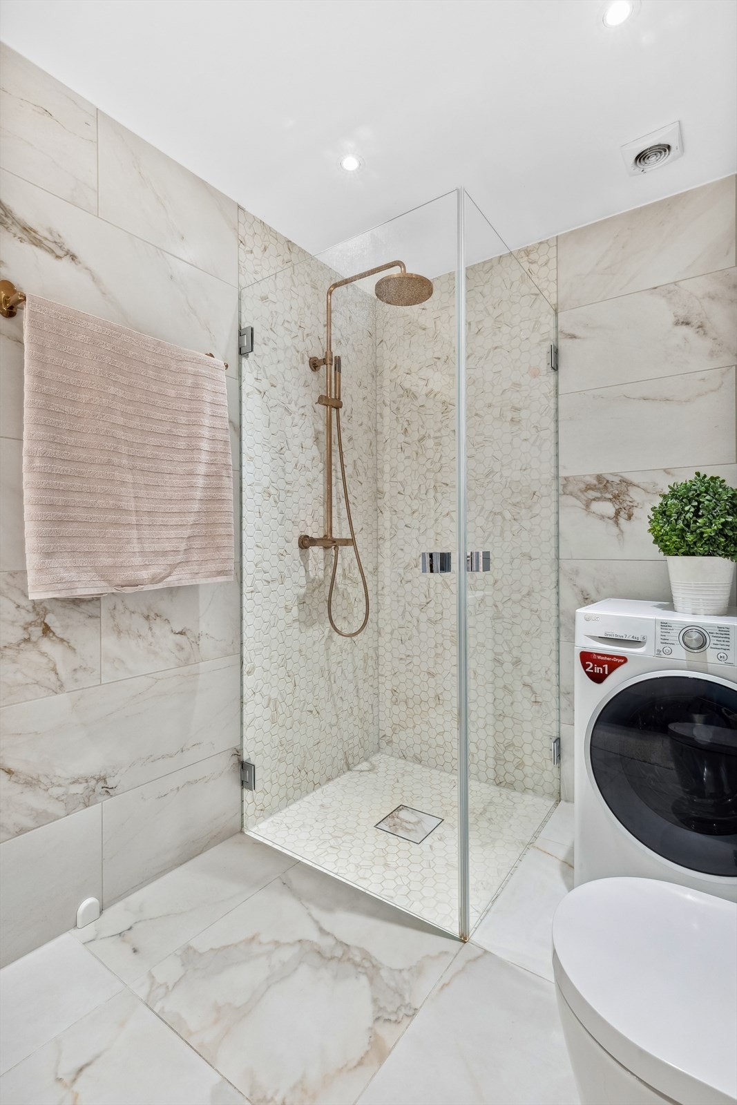 Rommet er innredet med vegghengt toalett, dusjhjørne med glassdører, baderomsinnredning med servant, speil, veggskap, samt opplegg for vaskemaskin. Galleribilde