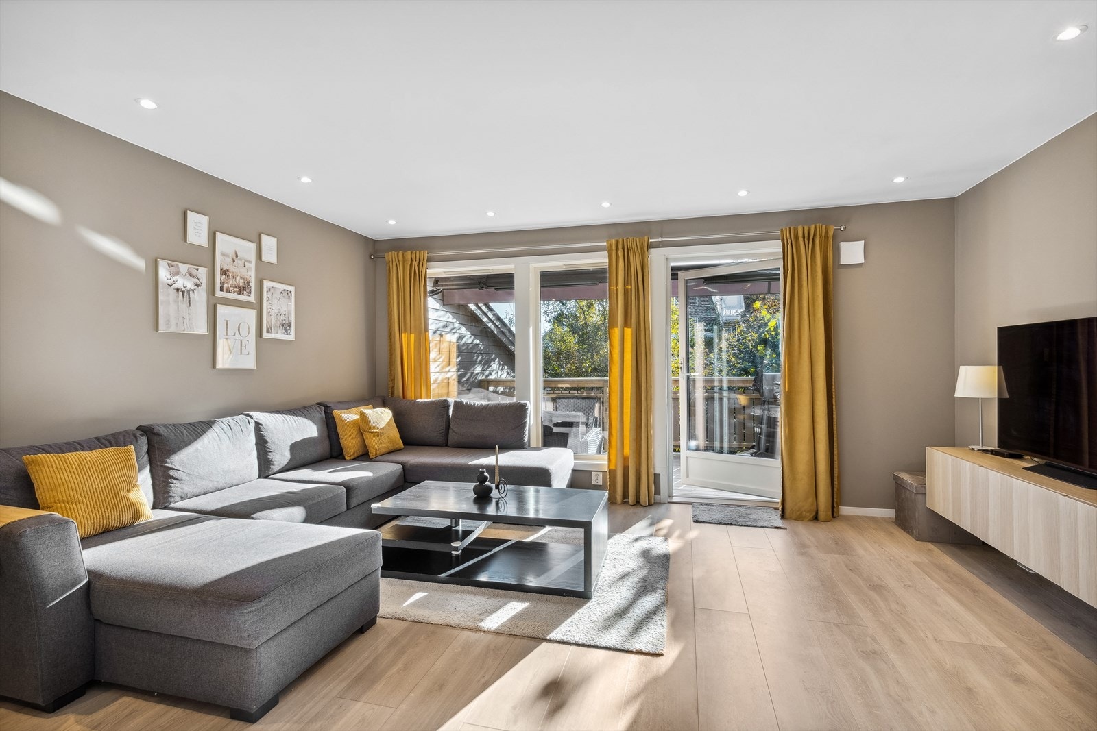 Boligen byr på lyse og luftige oppholdsrom. Galleribilde