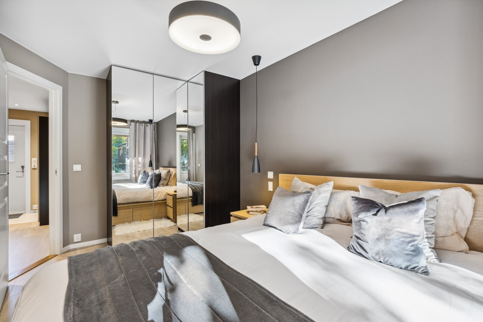 Boligen har to soverom, begge med plass til stor seng og tilhørende møblement. Galleribilde