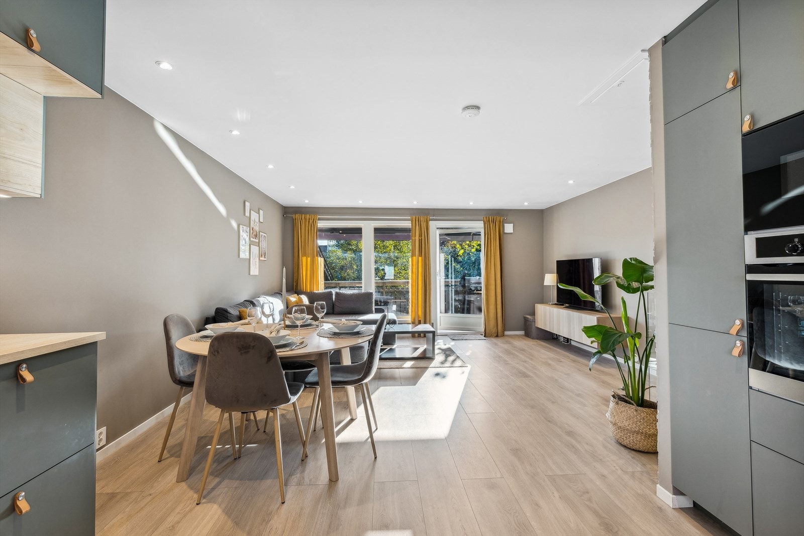 Kjøkkenet ligger åpen løsning til stuen, som gjør rommet mer sosialt med besøk. Galleribilde